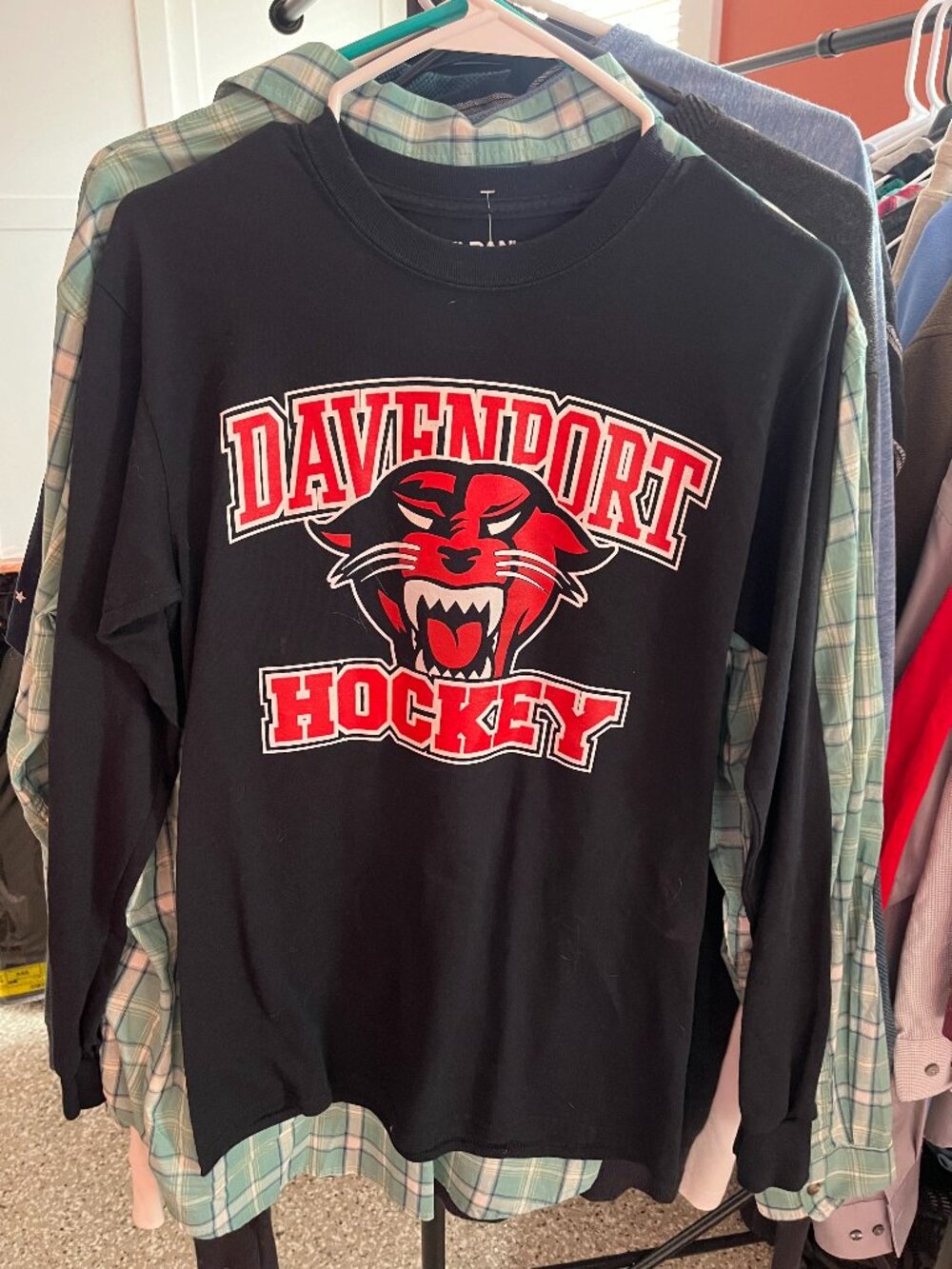 Davenport Hockey Black Long-Sleeve Graphic Shirt Size Small